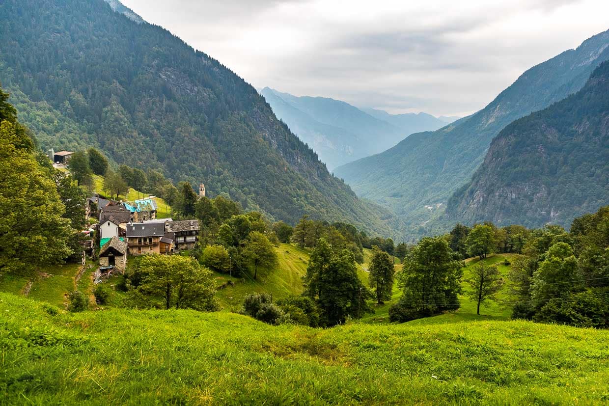 In Cerentino kann man in dem aufwendig renovierten historischen Patrizierhaus Cà Vegia wohnen, das mit jahrhundertealten Originalmöbeln ausgestattet ist, aber keinen Strom hat. Circolo della Rovana, Schweiz / © Foto: Georg Berg