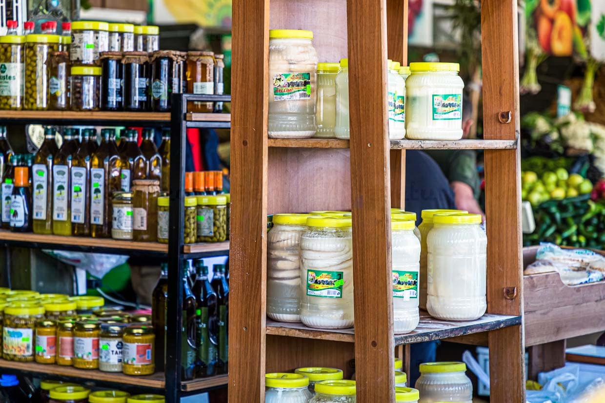 Halloumi bzw. Hellim wird in Geschäften auf Zypern in kleinen Eimern gestapelt und mit Molke bedeckt verkauft / © Foto: Georg Berg