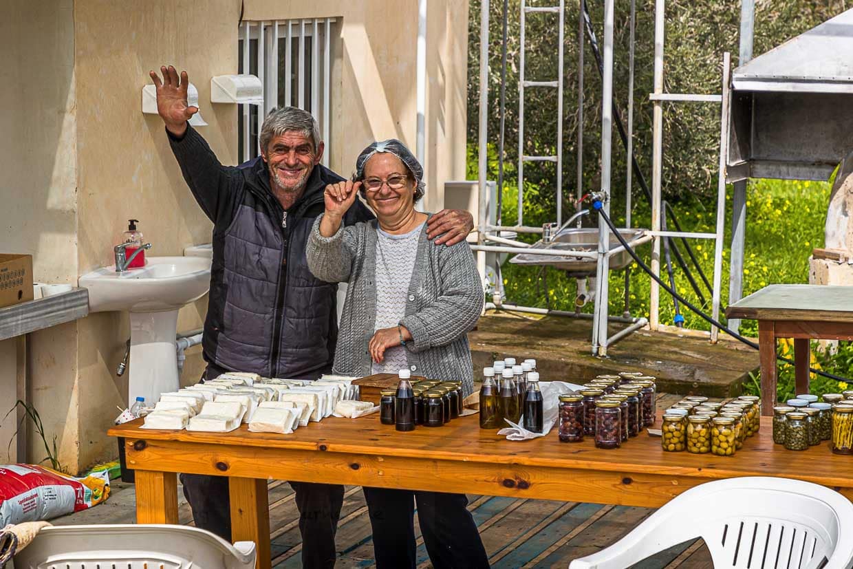 Käsefrau Fatma und ihr Mann im Dorf Akdemiz. An der MIlchstation des Dorfes werden neben Hellim Käse auch grüner Spargel und eingelegte Oliven verkauft / © Foto: Georg Berg