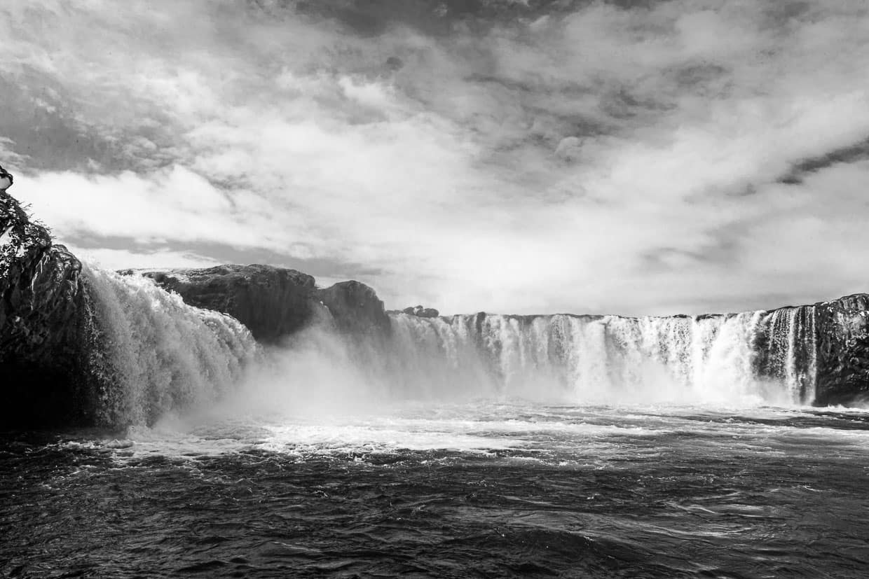 Den isländischen Sagas zufolge warf Þorgeir Ljósvetningagoði, der Häuptling der Grafschaft Ljósavatn, der auf dem Hof Ljósavatn lebte, im Jahr 1000 n. Chr. seine heidnischen Götterstatuen in den Wasserfall Goðafoss (Wasserfall der Götter), nachdem er beschlossen hatte, dass die Isländer die christliche Religion annehmen sollten. / © Foto: Georg Berg