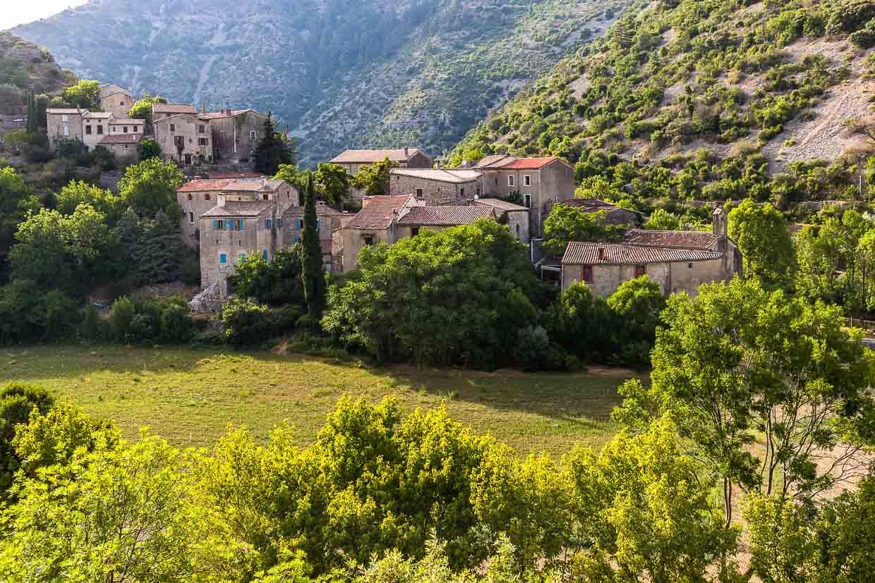 Nur noch wenige Einwohner leben in Navacelles, Lodève, Frankreich. Der Ort ist ein touristischer Ausgangspunkt für Wanderungen im UNESCO-Welterbe Cirque-de-Navacelles / © Foto: Georg Berg