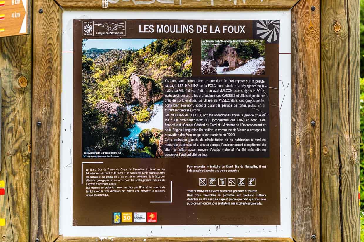 Eine Hinweistafel bittet am Startpunkt der Wanderung um Verständnis, dass es an den authentisch restaurierten Moulins de la Foux weder Mülleimer noch Toiletten gibt / © Foto: Georg Berg
