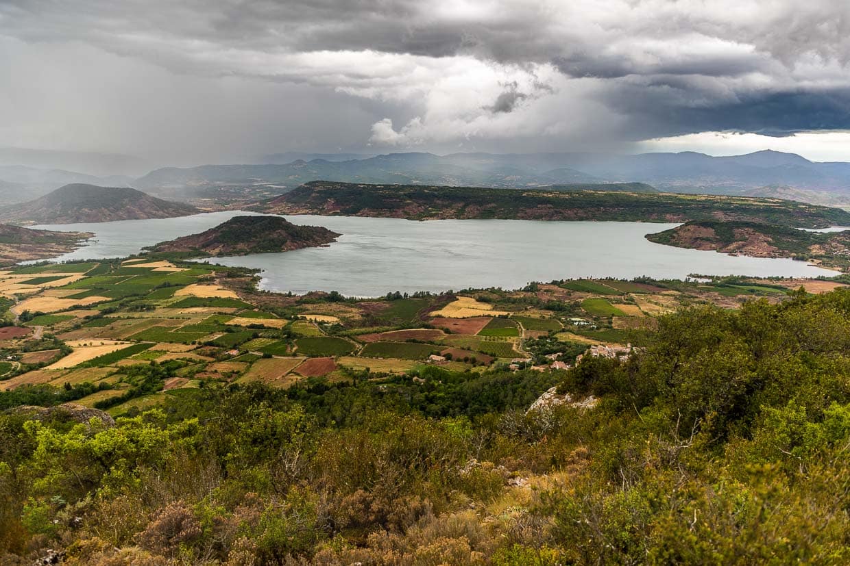 Nördlich von Mourèze wurde in den 1960er Jahren der Stausee von Salagou angelegt / © Foto: Georg Berg