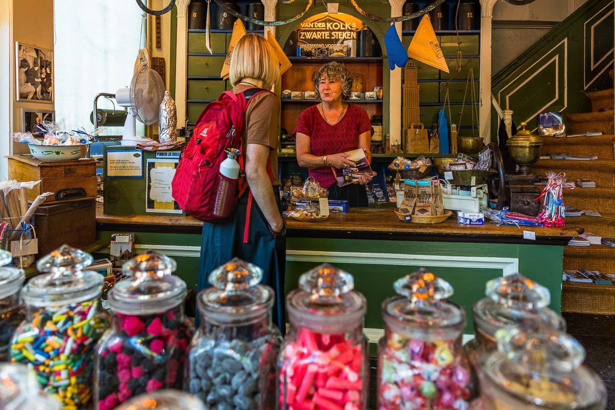 Im Balletjeshuis in der Altstadt von Zwolle werden seit 1845 Balletjes, eine Bonbon-Mischung nach Originalrezept hergestellt / © Foto: Georg Berg