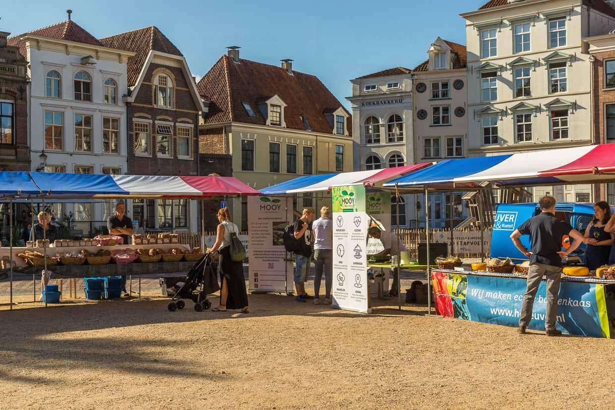 Von klassischen Produkten wie Brot oder Käse bis zu modernem Superfood aus Sprossengemüse. Auf dem neuen Hansemarkt in Deventer bieten ausschließlich Händler aus der Region selbstgemachte Erzeugnisse an / © Foto: Georg Berg