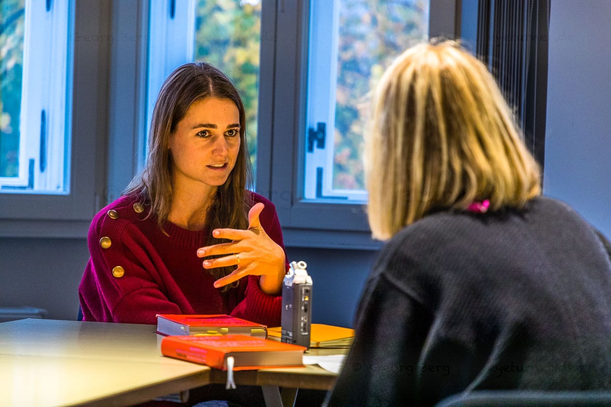 Annabelle Hirsch, Journalistin mit deutsch-französischen Wurzeln erläutert die Entstehung ihres ersten Buches. Die Dinge. Eine Geschichte der Frauen in 100 Objekten / © Foto: Georg Berg