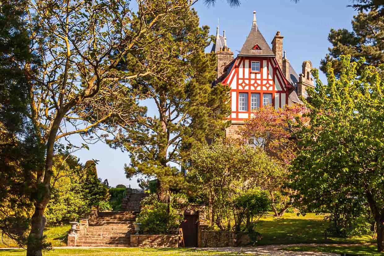 Le Château de Richeux se cache derrière de grands arbres. C'est un hôtel avec l'excellent restaurant étoilé Le Coquillage / © Photo : Georg Berg