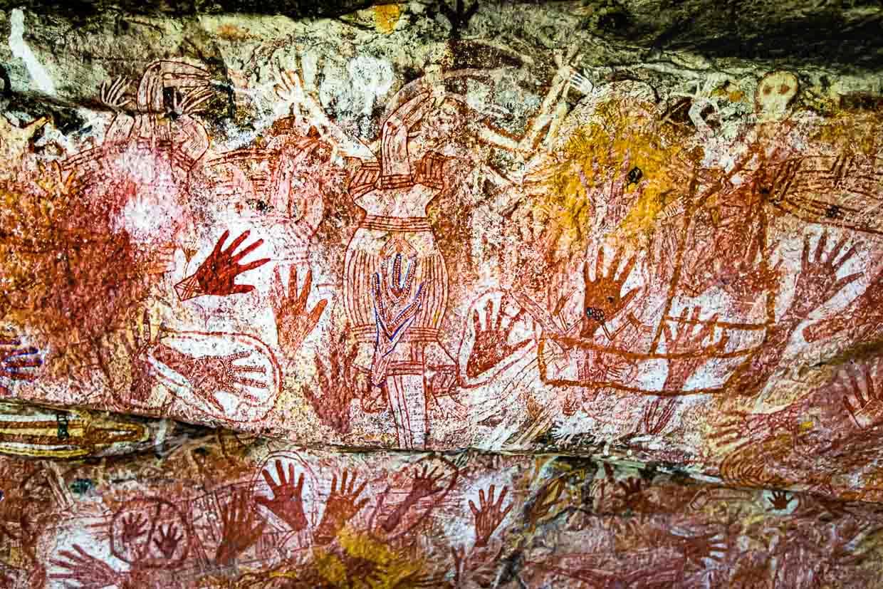 Des mains utilisées comme pochoirs pour la peinture blanche pulvérisée avec la bouche et le Reckitt's Blue, un additif pour lessive à base d'outremer et de bicarbonate de soude, autrefois ajouté aux lessives en Australie / © Photo : Georg Berg