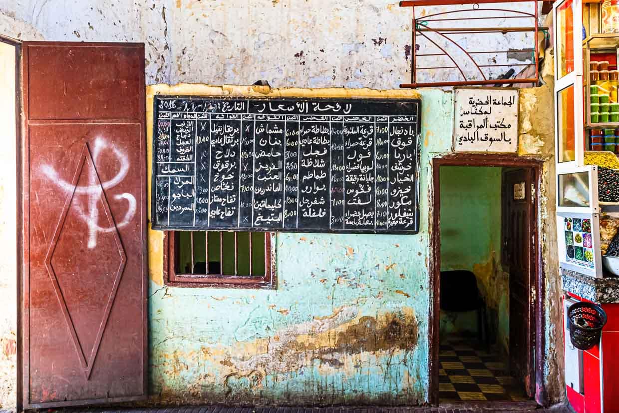 Liste de prix sur un marché au Maroc / © Photo : Georg Berg