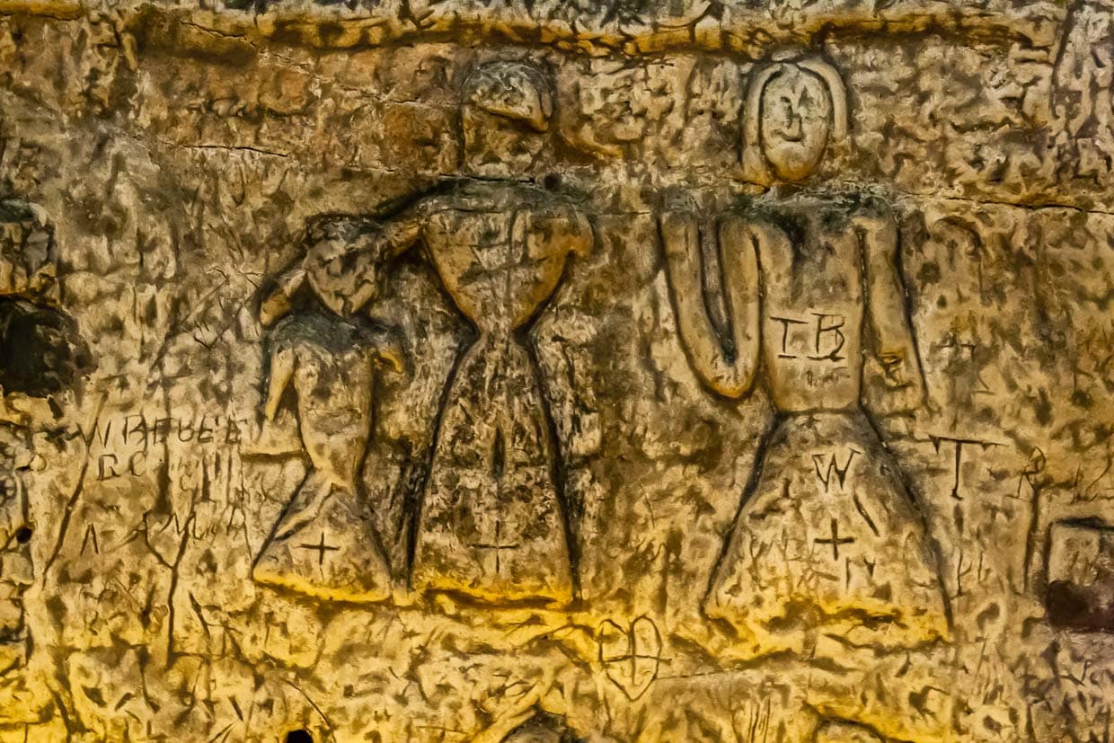 Des recherches récentes sur la conception des couronnes, des épées et des costumes de la grotte de Royston Cave suggèrent que les sculptures ont été réalisées vers le milieu du 13e siècle / © Photo : Georg Berg