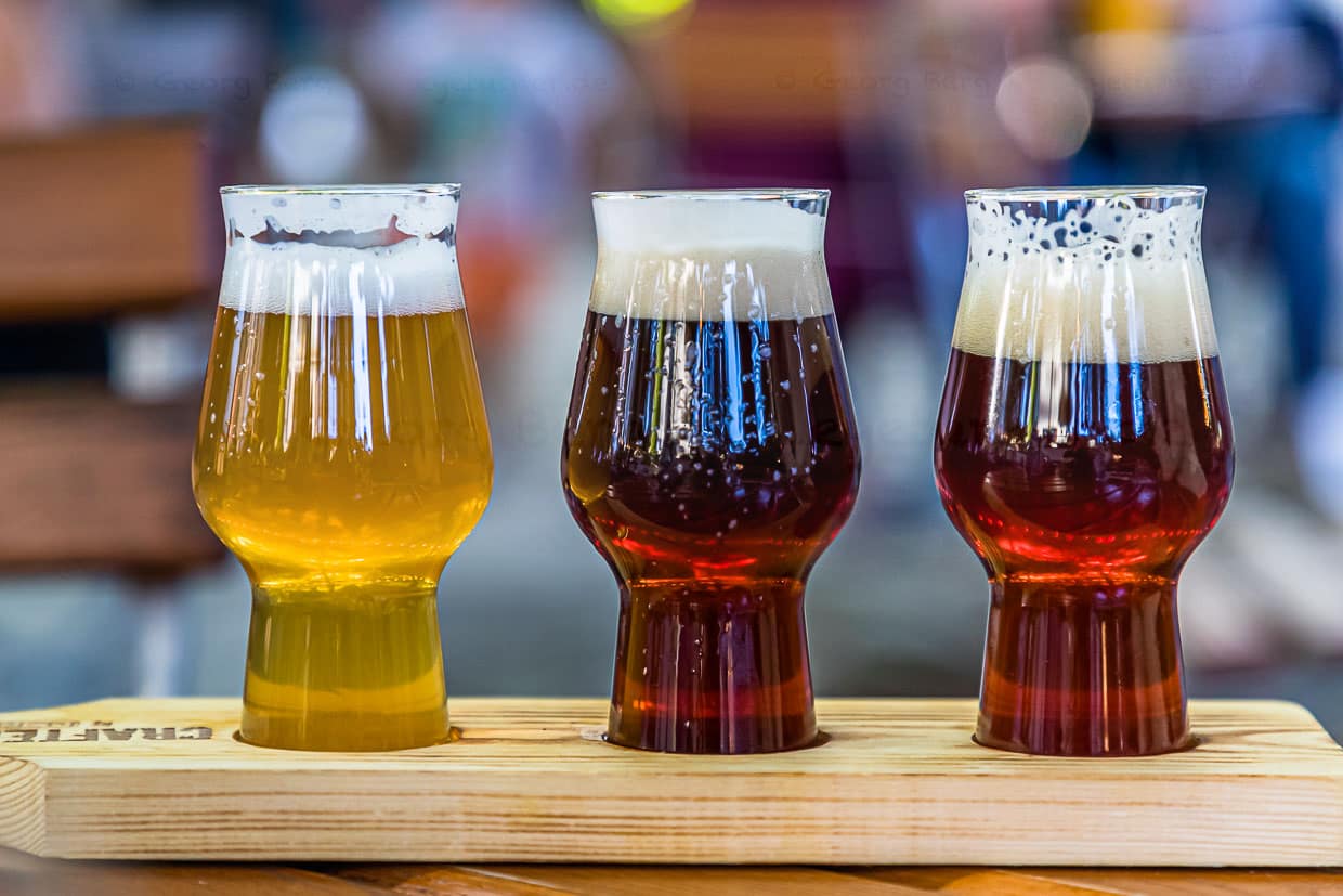 Dans le Biergarten de Lana, on déguste la gamme de produits de la brasserie maison Pfefferlechner dans des verres de dégustation / © Photo : Georg Berg