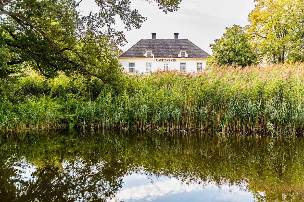 Vue sur l'hôtel et le restaurant Carelshaven depuis le chemin d'enceinte / © Photo : Georg Berg