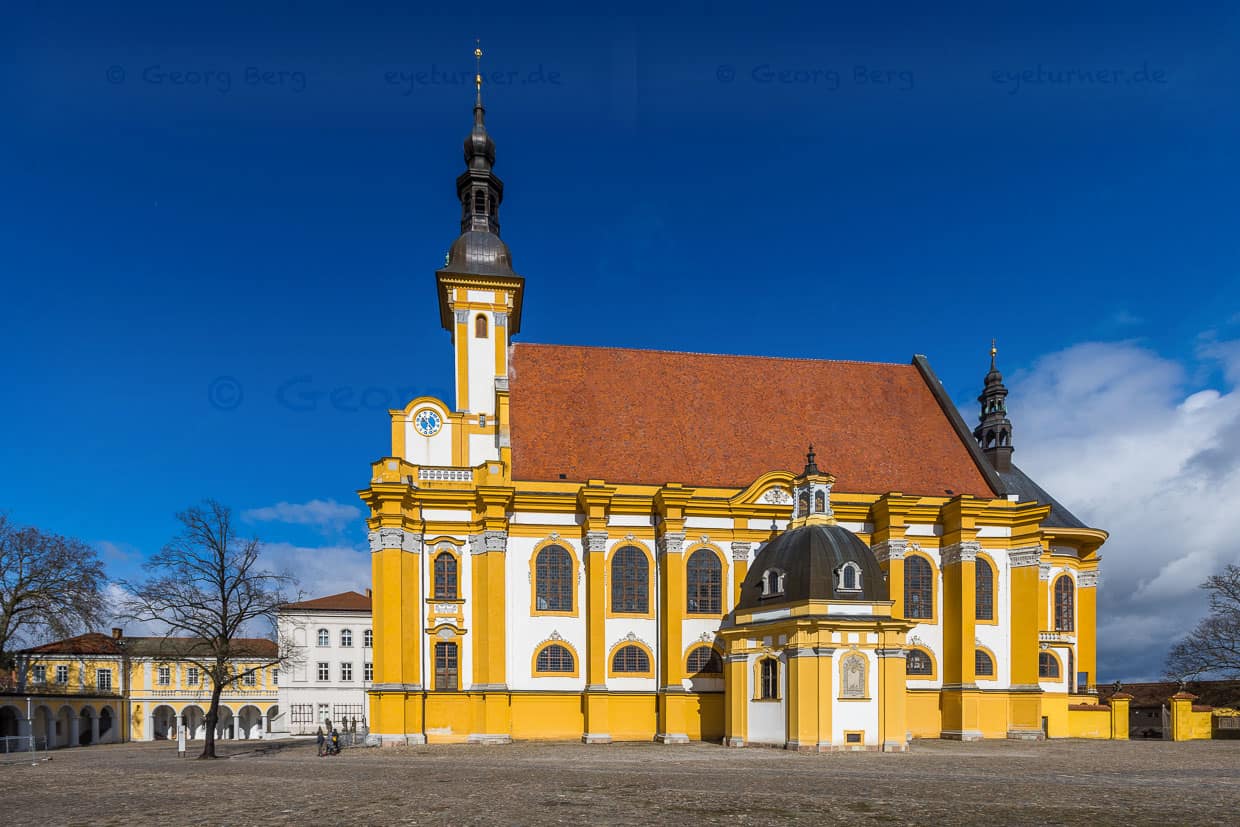 Ancienne abbaye cistercienne de Neuzelle. Ici, l'église catholique du couvent et de l'abbaye de l'Assomption. A partir de 1650, une fausse voûte a été ajoutée sous la voûte gothique et la forme baroque actuelle a été créée / © Photo : Georg Berg