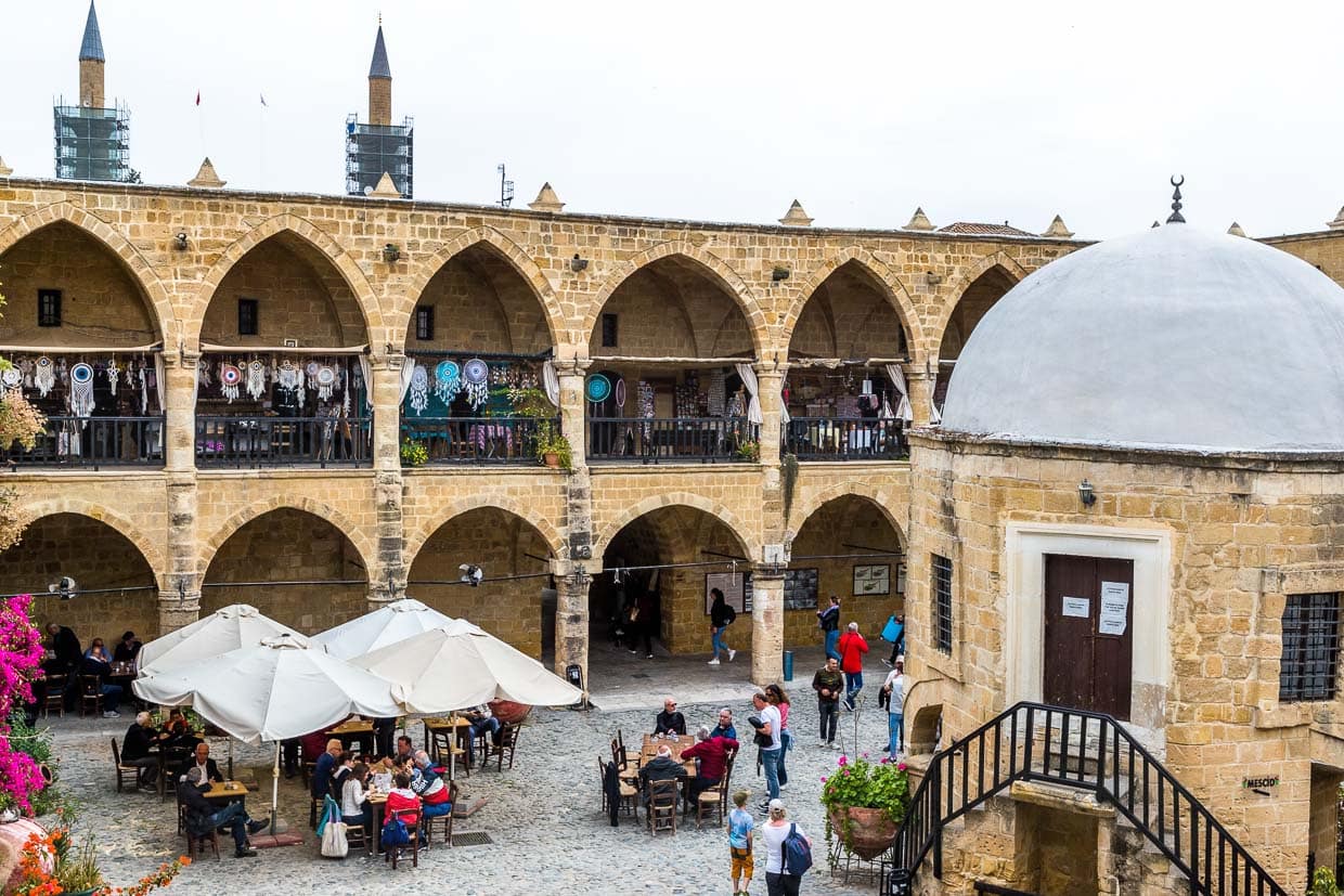 Cour intérieure Büyük Han, Great Inn, le plus grand caravansérail de Chypre. Construit sur ordre du premier souverain ottoman à Chypre, Muzaffer Pasha, en 1572, il abrite dans sa cour une petite mosquée avec un toit en coupole et une fontaine pour les ablutions avant la prière. Le bâtiment est considéré comme l'un des plus beaux édifices de Chypre et se trouve dans la partie nord chypriote de la ville divisée de Nicosie / © Photo : Georg Berg