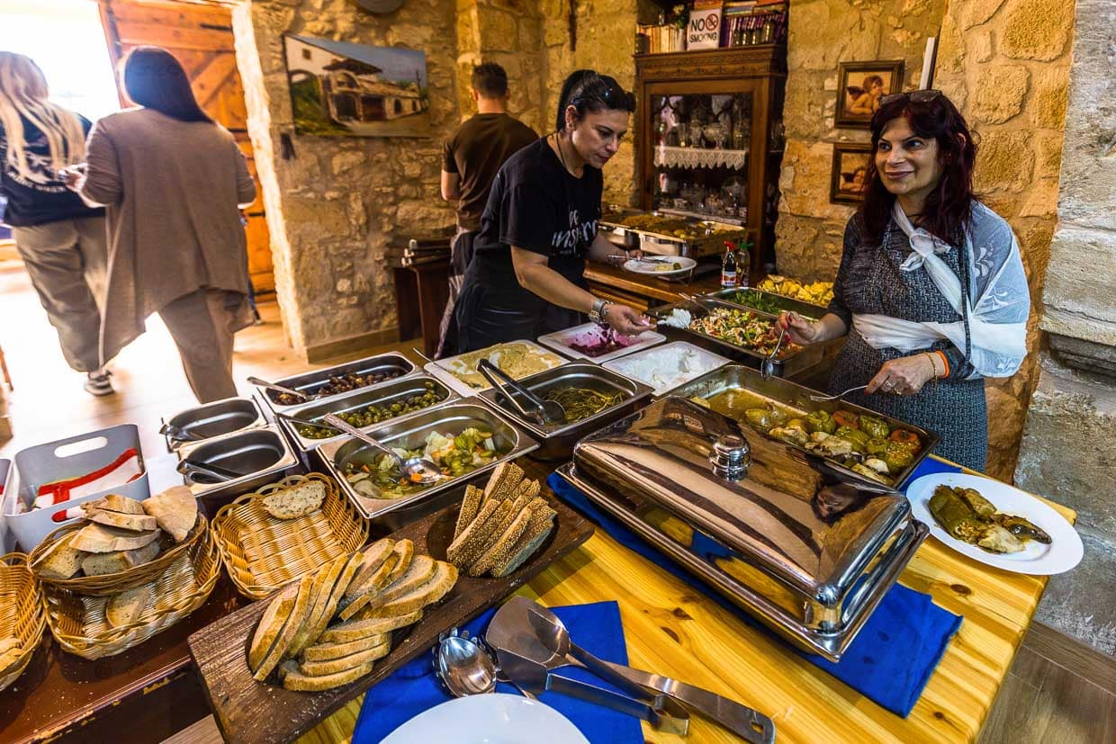 Au restaurant et boutique hôtel Hanna Koumi, les clients apprécient les plats traditionnels préparés avec des produits locaux par la cuisinière et hôtesse Angeliki.
/ © Photo : Georg Berg
