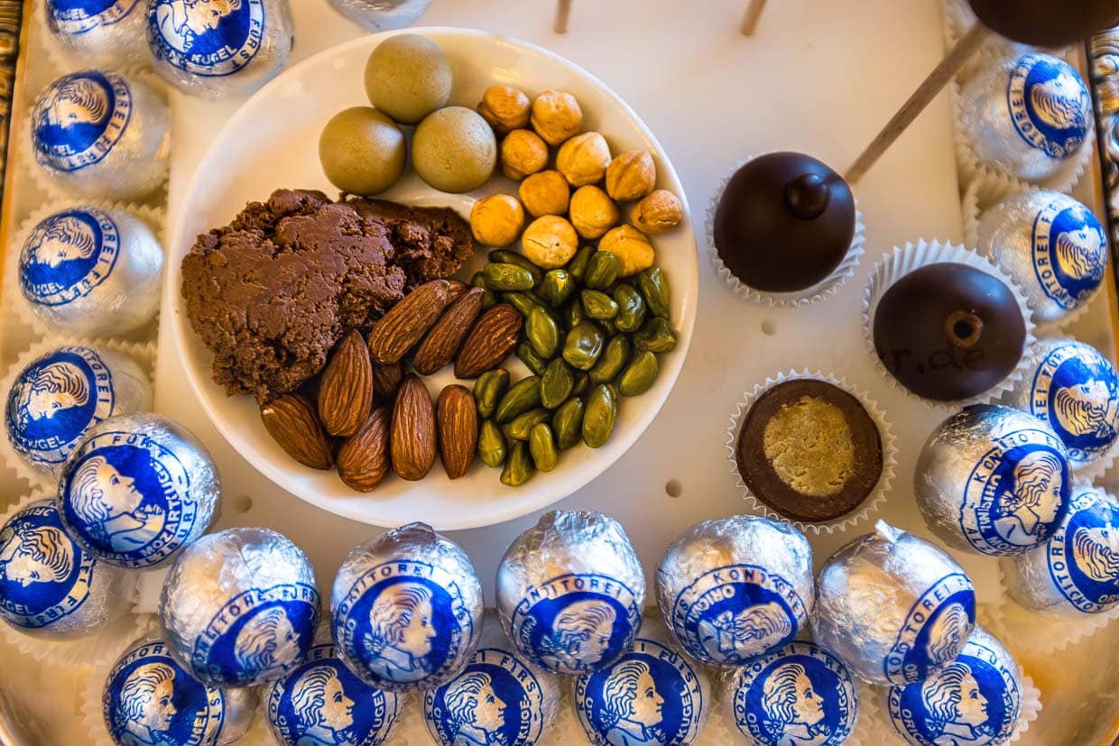 Ingrédients de la boule Mozart originale de Salzbourg. En 1890, le pâtissier Paul Fürst inventa la praline ronde comme une boule et lui donna le nom du fils le plus célèbre de la ville de Salzbourg, Wolfgang Amadeus Mozart / © Photo : Georg Berg