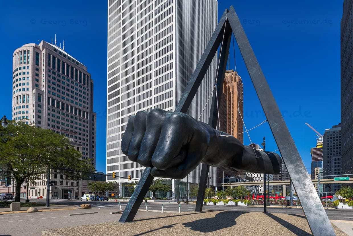 The Fist est le symbole de la confiance en soi retrouvée de Détroit. Statue en forme de pyramide, le bras d'acier et le poing de fer du champion de boxe Joe Lewis sont suspendus à une structure de cinq mètres de haut. Ce monument de deux tonnes, situé près de la Hart Plaza, ne rappelle pas seulement l'un des fils les plus célèbres de la ville. Le monument aux sportifs est le symbole que la Motor City peut se battre / © Photo : Georg Berg