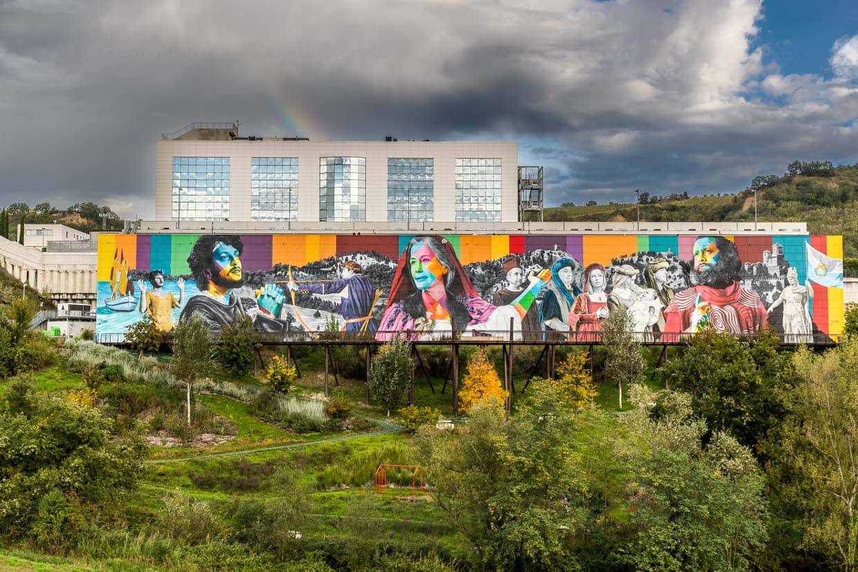 "L'histoire de San Marino". Seul un chemin de terre mène à la fresque de l'artiste brésilien Eduardo Kobra. Malgré cela, la façade située dans une zone industrielle est considérée comme du street art / © Photo : Georg Berg