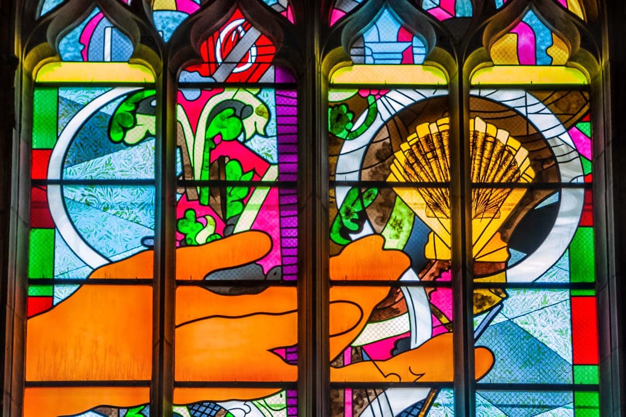 Vitraux de la cathédrale Saint-Cyr-Sainte-Julitte, Nevers, réalisés par Jean-Michel Albèrola : Mystère de Marie et résurrection de Jésus / © Photo : Georg Berg