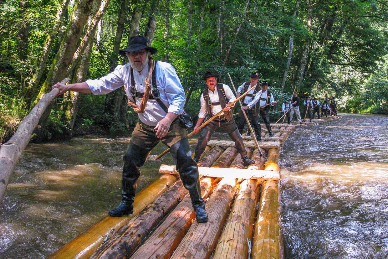 Des membres de la Flößerzunft Oberes Nagoldtal entreprennent en 2008 un voyage sur un radeau qu’ils ont eux-mêmes construit / © Photo : Christian Schlager