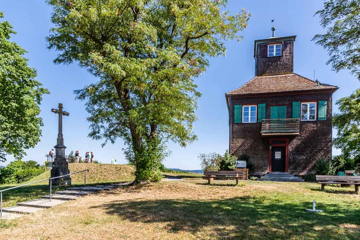 Das Hochwarthaus wurde 1839 von Geheimrat Eugen von Seyfried als malerisches Teehäuschen errichtet und thront auf dem höchsten Punkt der Insel, etwa 40 Meter über dem Bodenseespiegel, mit Panoramablick über Untersee, Gemüsefelder und den Rhein. Heute dient es als Keramikatelier und auch wieder als Teestube / © Foto: Georg Berg
