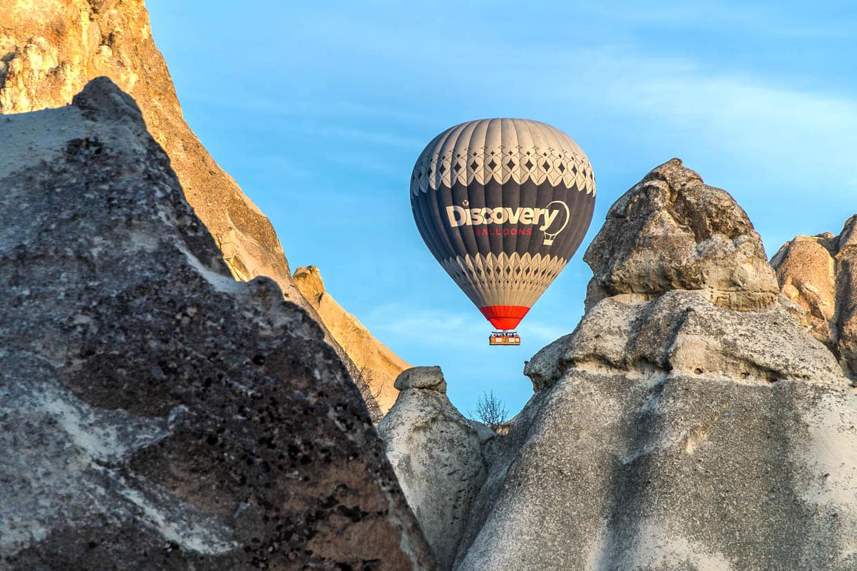Ballonfahrt über und durch die Tuffsteinlandschaft von Kappadokien / © Foto: Georg Berg