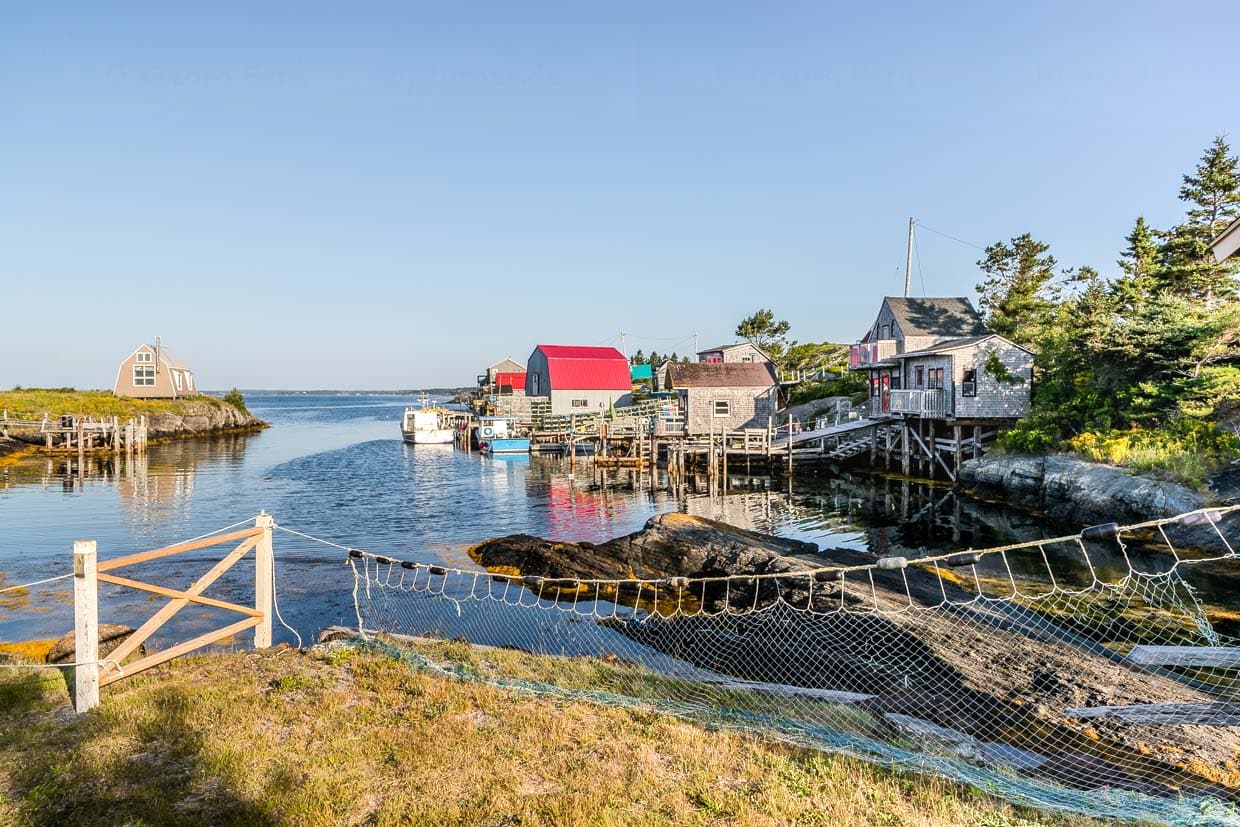 Fischerboote liegen am Kai von The Point Road, Blue Rocks, Canada