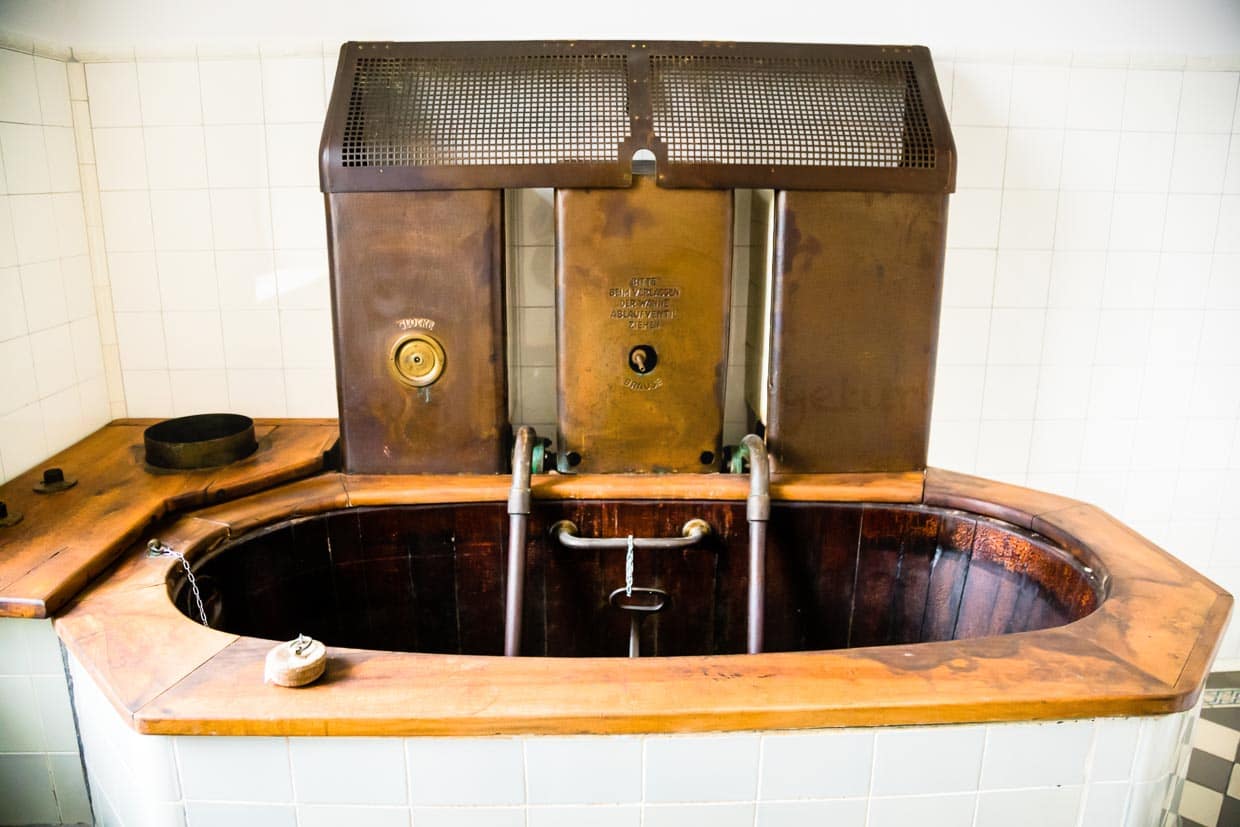 ... l'intérieur des cabines de bain a été conçu de manière très simple et fonctionnelle / © Photo : Georg Berg