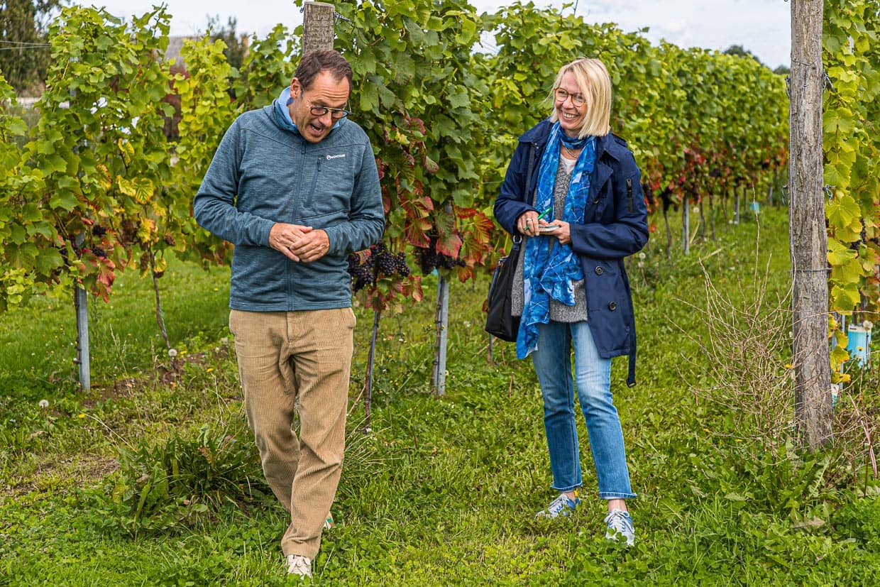 Angela Berg avec le vigneron, le majordome et le sommelier Jakob Stokkebye dans la replantation de vignes de pinot noir / © Photo : Georg Berg