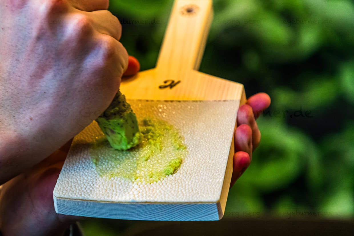 Le véritable wasabi est frotté sur une râpe oroshigane en exerçant une légère pression et en effectuant un mouvement circulaire. La surface de frottement est constituée de peau de requin séchée / © Photo : Georg Berg