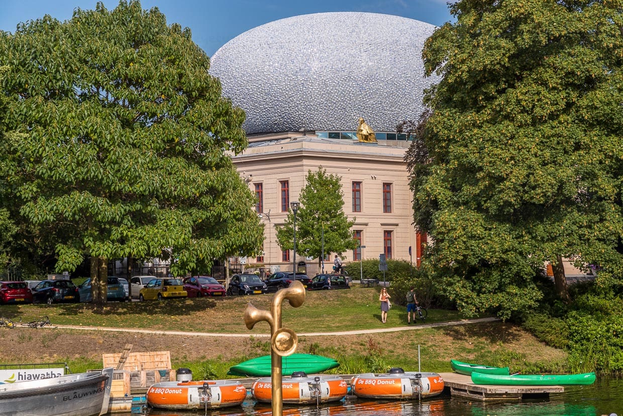 Nuage artistique à Zwolle. Le Museum de Fundatie porte depuis 2012 une structure spectaculaire / © Photo : Georg Berg