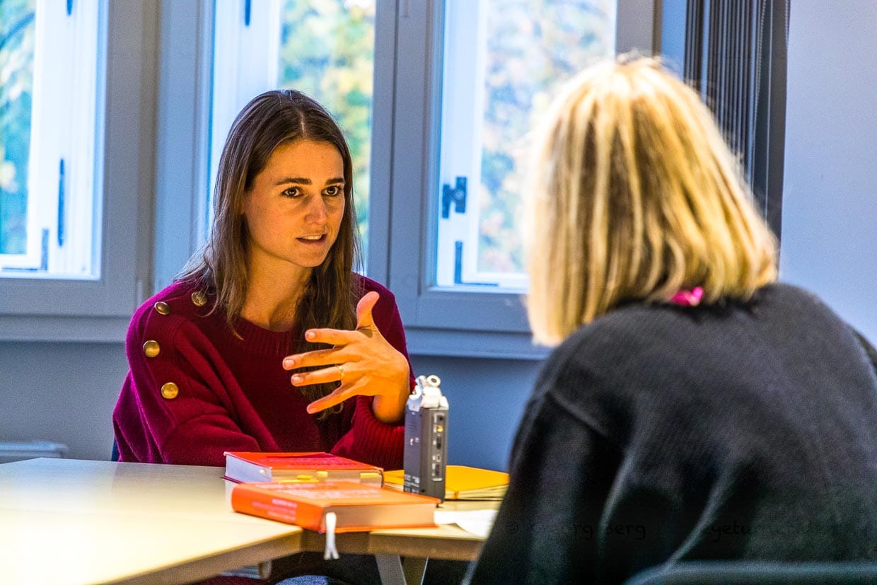 Annabelle Hirsch, Journalistin mit deutsch-französischen Wurzeln erläutert die Entstehung ihres ersten Buches. Die Dinge. Eine Geschichte der Frauen in 100 Objekten / © Foto: Georg Berg