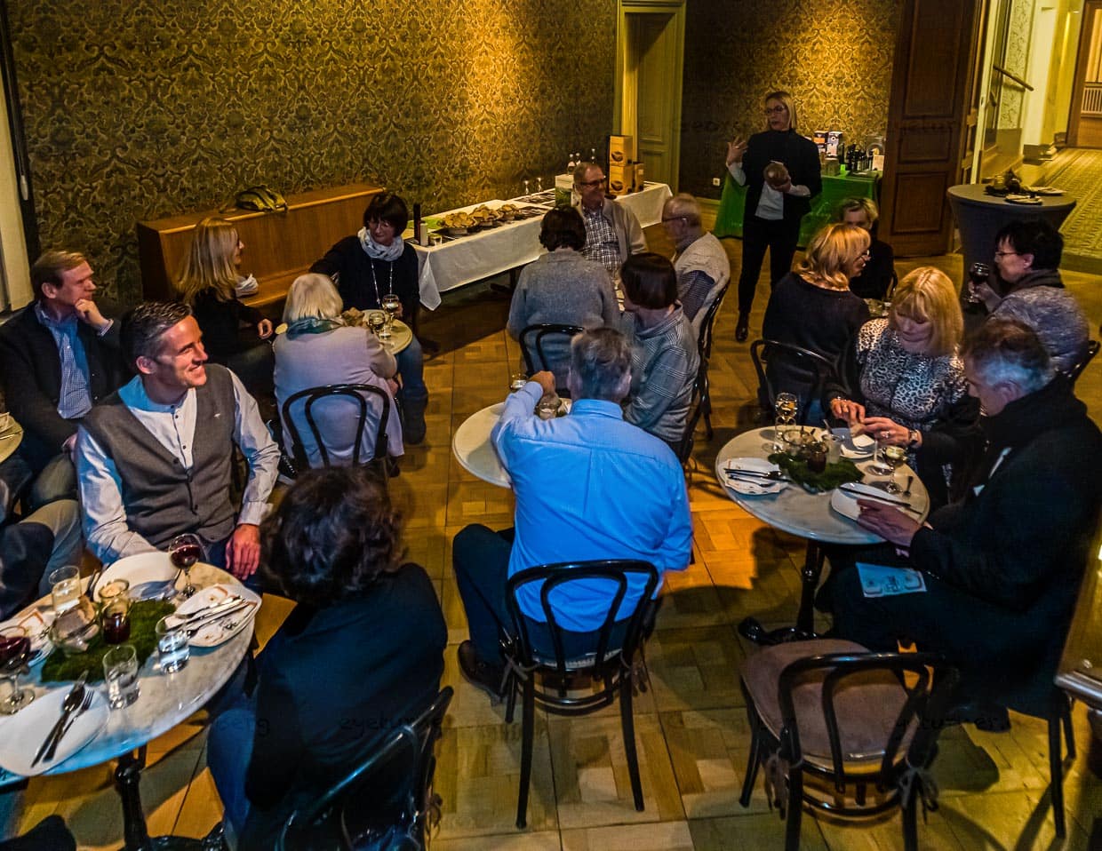 Food Journalistin Angela Berg bei ihrer Veranstaltung "Kunst und Kochwerk"