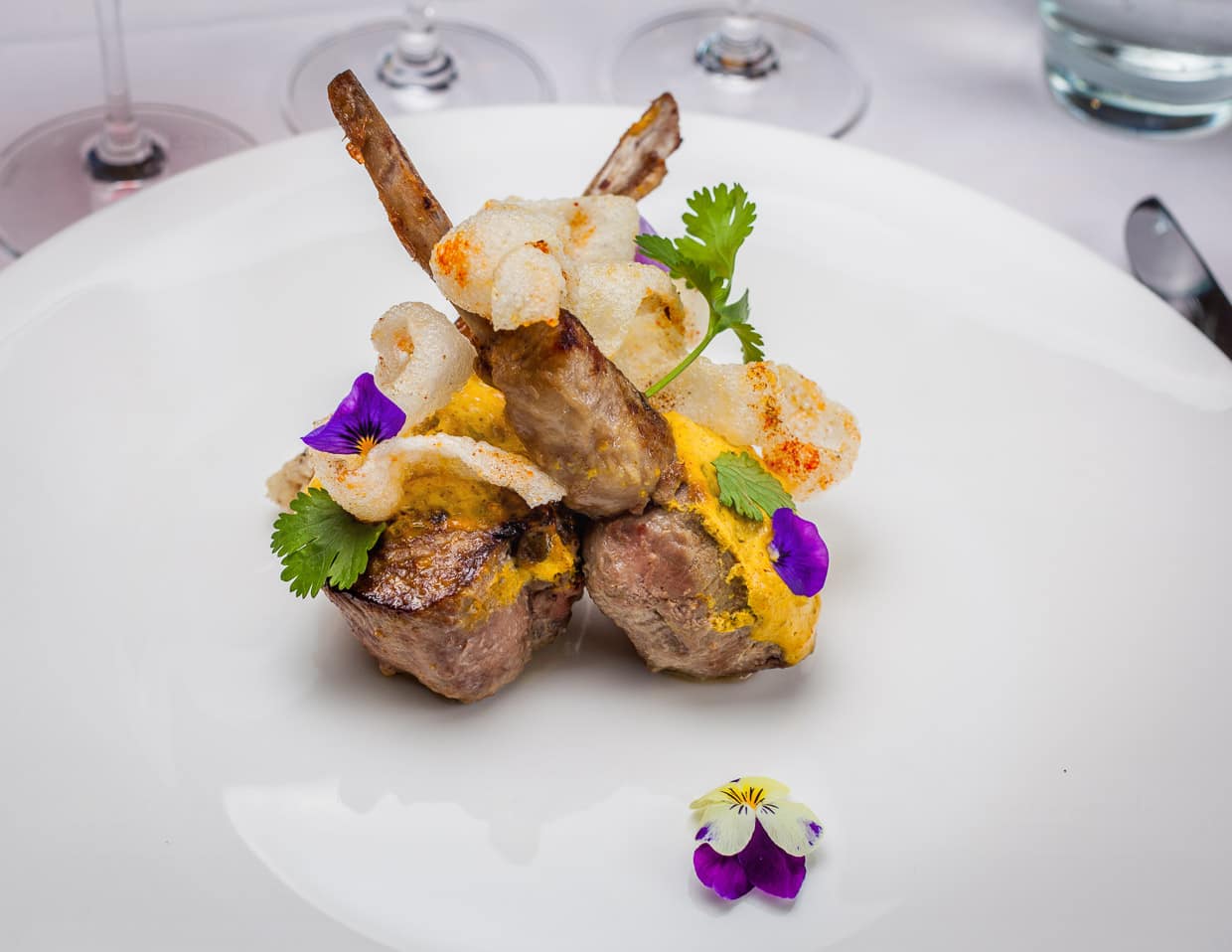 Hier trifft die Aussage von Vineet Bhatia zweifelsfrei zu: „Das Essen wird immer leichter und schöner“. Lamm-Kotelett mit Reis und Mungbohnen / © Foto: Georg Berg