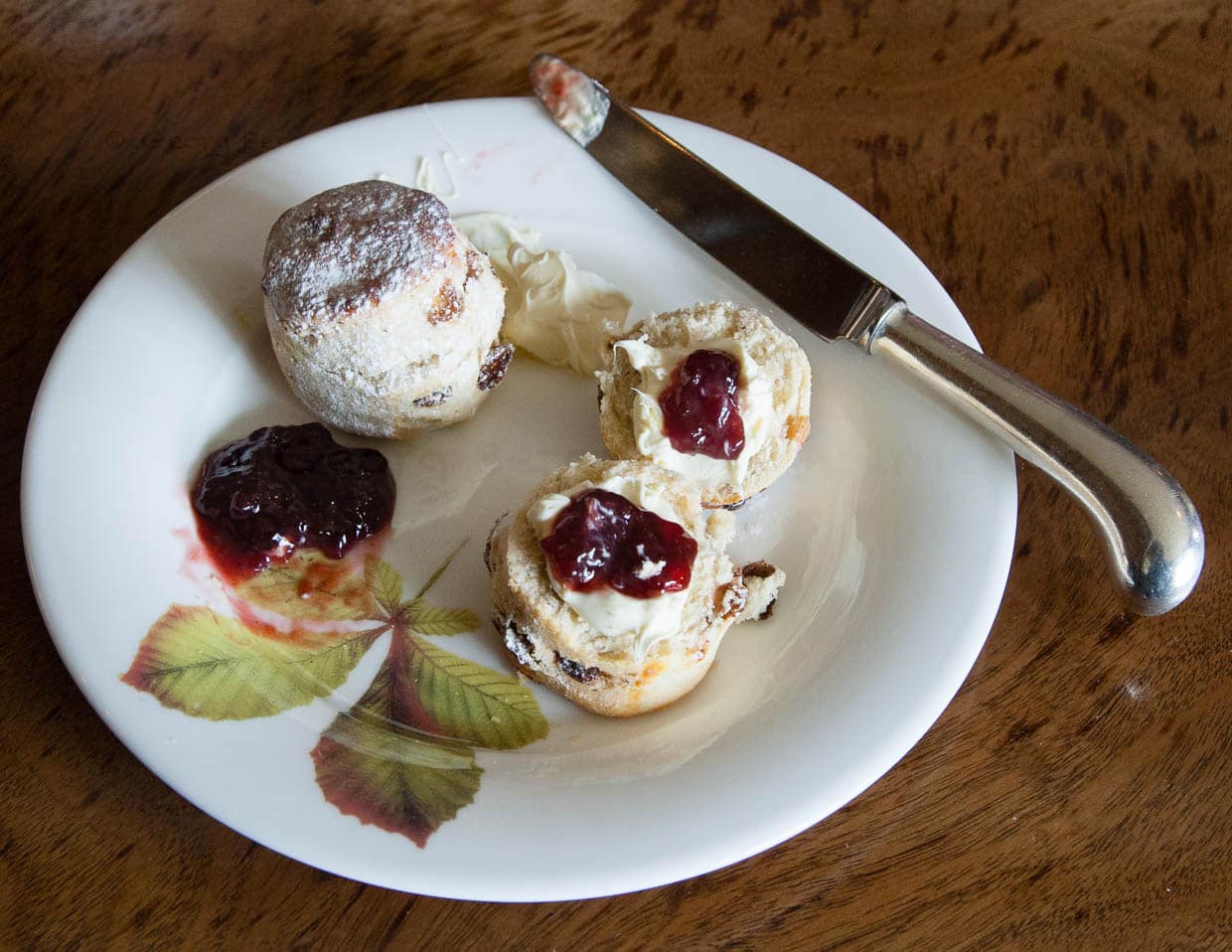 Das Herzstück eines jeden Cream Tea’s: Scones mit Clotted Cream und Erdbeermarmelade / © Foto: Georg Berg