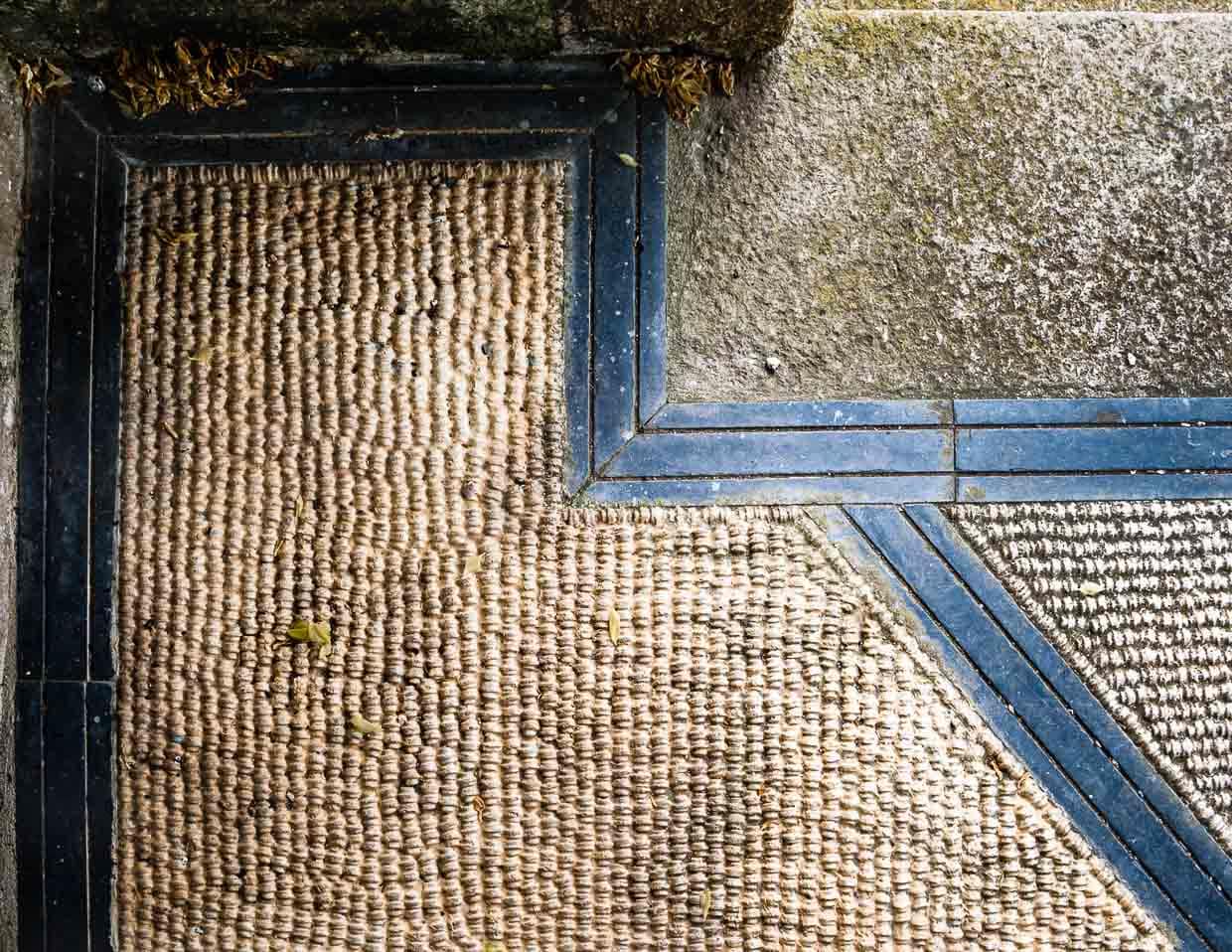 Von der kleinen Terrasse blickt man auf den ehemaligen Kindertrakt. Barfußläufer staunen über den angenehmen Bodenbelag: Es ist ein Mosaik aus Tausenden von Schafsknöcheln / © Foto: Georg Berg