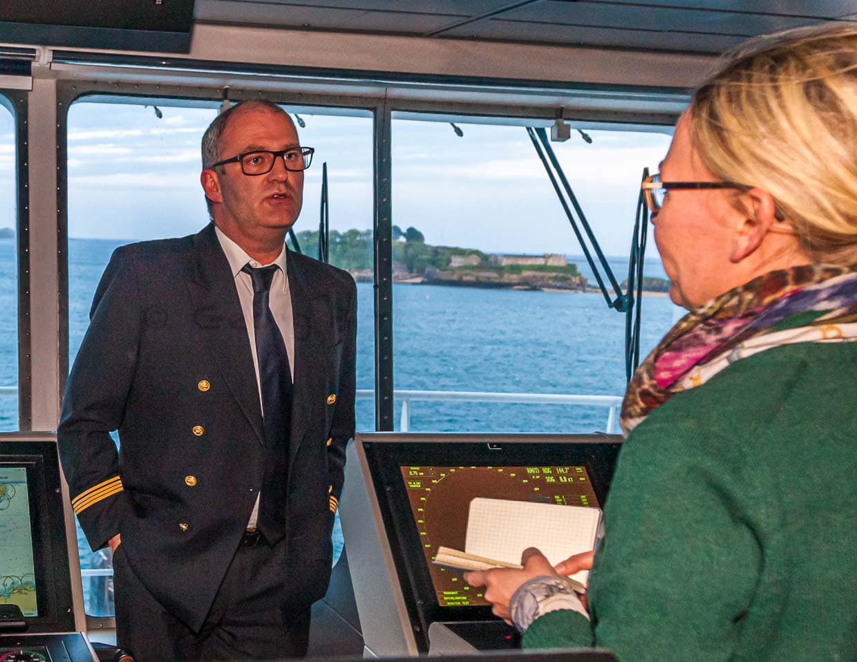 Der Kapitän der Armorique Erwan Fournis auf der Kommandobrücke mit Journalistin Angela Berg / © Foto: Georg Berg