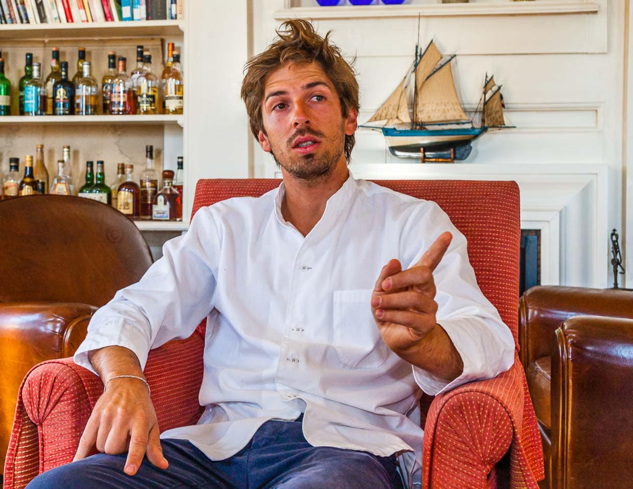 Hugo Roellinger ist zur See gefahren, bevor er sich im elterlichen Betrieb engagiert hat. Gedanken über das Reisen, die Weite und die Zeit prägen seine Einstellung / © Foto: Georg Berg