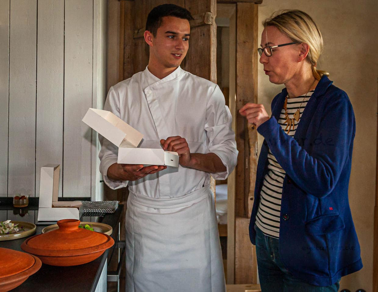 Dreierlei Desserts stecken in den Box. Koch Antoine Coulm erklärt die Spezialitäten / © Foto: Georg Berg