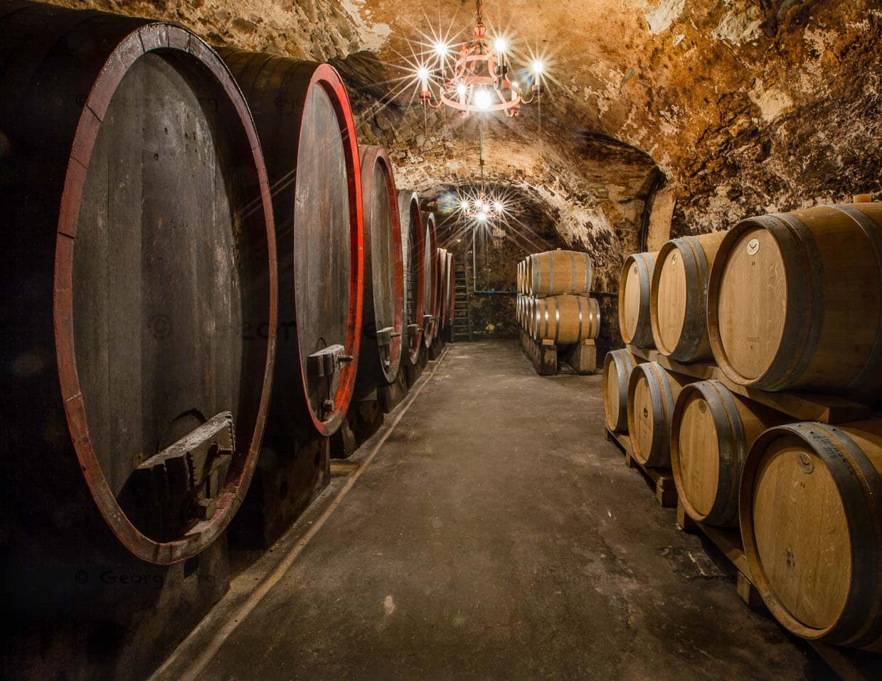 Der historische Weinkeller unter dem Stammhaus des Weinguts Hans Wirsching in Iphofen / © Foto: Georg Berg