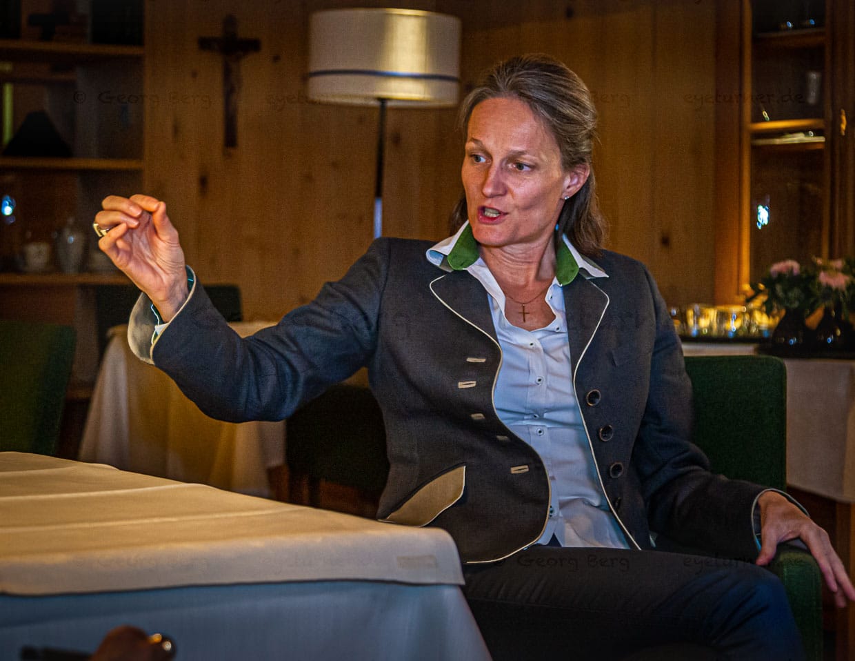 Antonia Metzler, maßgeblich für die Modernisierung und Erweitung des 4-Sternehotels verantwortlich, ist auch die Erhaltung des Alten und der Einbezug des Regionalen ein Anliegen. Hilfreich bei allen Wagnissen und Investitionen ist der gebürtigen Simbacherin (Simbach am Inn / Niederbayern) auch immer ihr „Blick der Dazugestoßenen“ / © Foto: Georg Berg