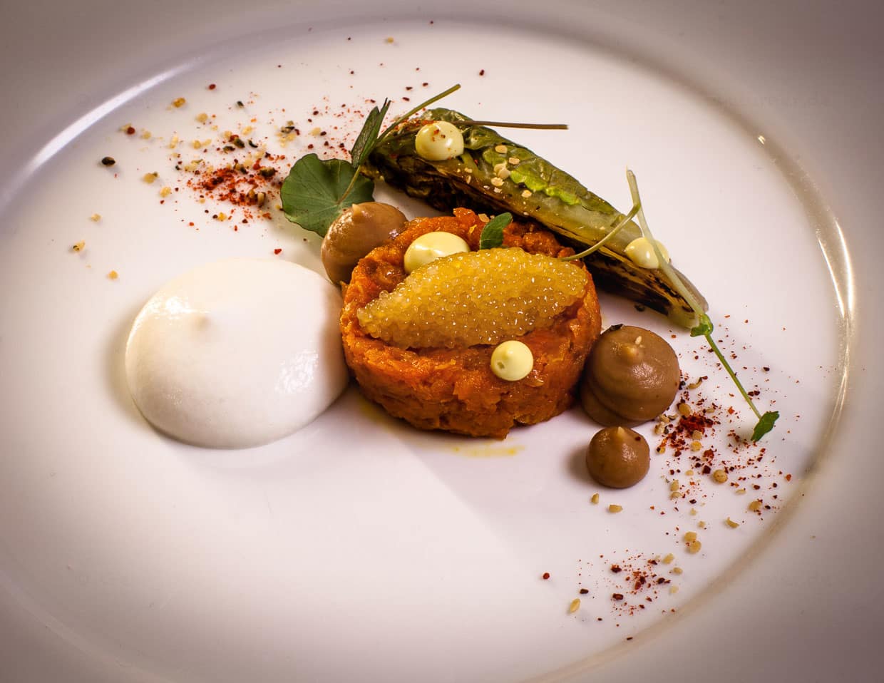 Karotten Tatar mit Bohnen Miso, Hechtkaviar und Schafsmilch / © Foto: Georg Berg