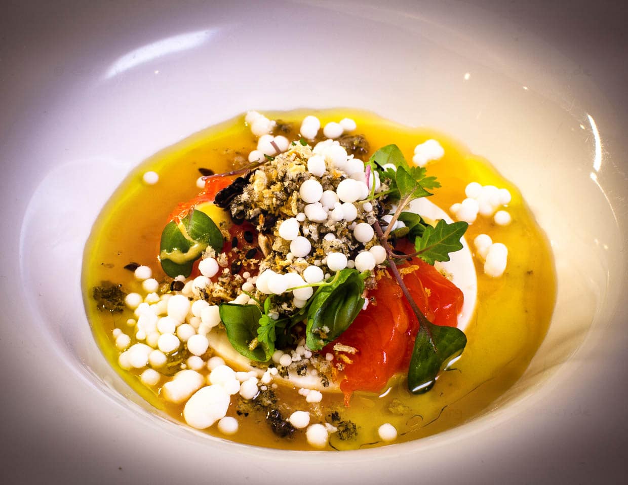 Gestockte Kuhmilch, Forelle, Haut und Tomatentee / © Foto: Georg Berg