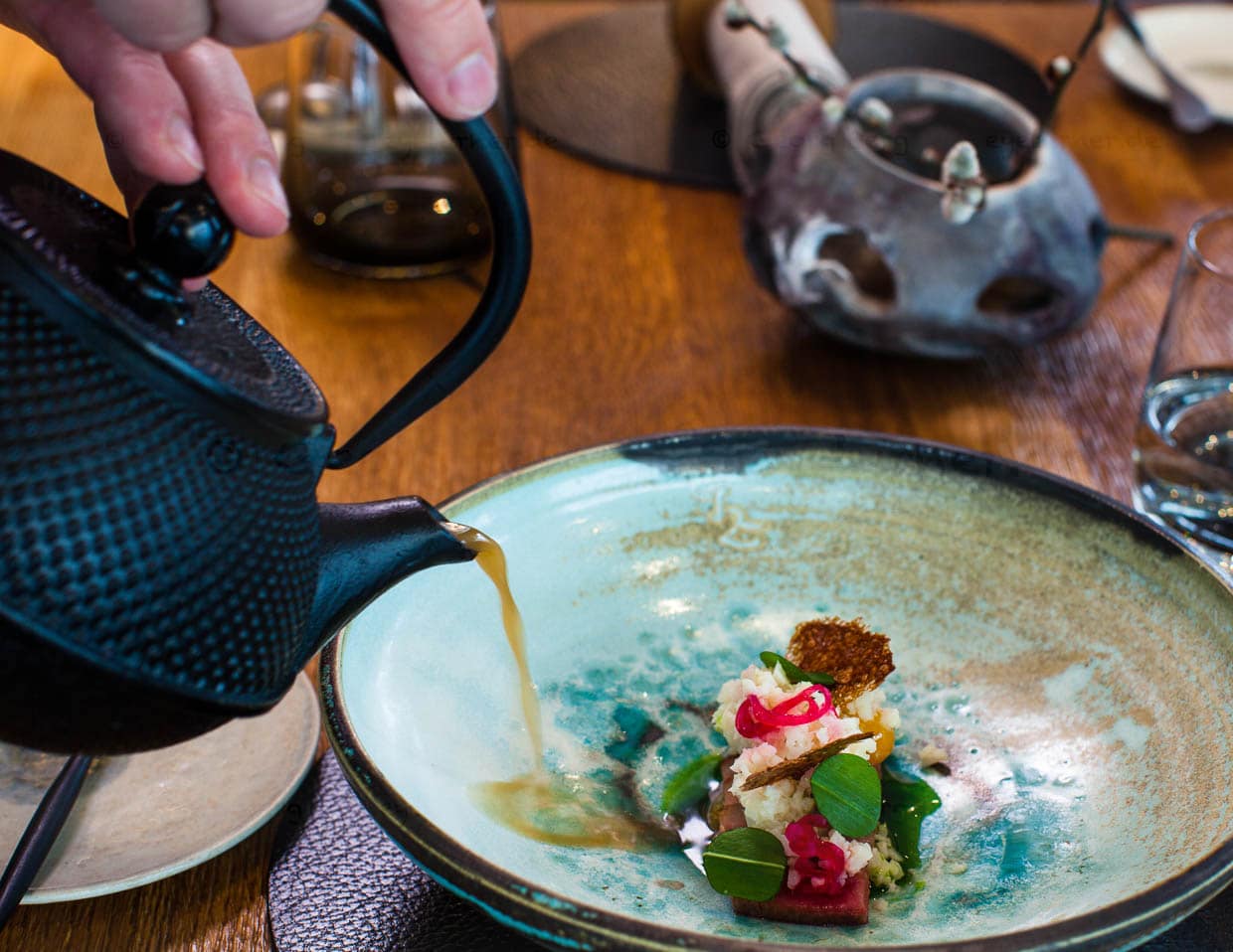 Stilvolles Angießen: hier kommt Gersten-Miso-Sud aus der Teekanne / © Foto: Georg Berg