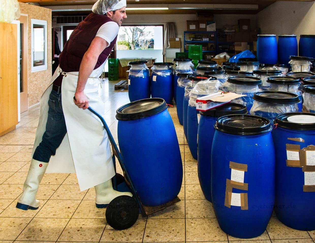 Die Produktionsstätte von Peter Koch befindet sich in einem ehemaligen Nahkauf, der eine eigene Metzgerei betrieb. Der ideale Raum für die Profimaschinen, die das Getreide verarbeiten. Bis zu 400 kg Würze stellt er hier pro Woche her / © Foto: Georg Berg