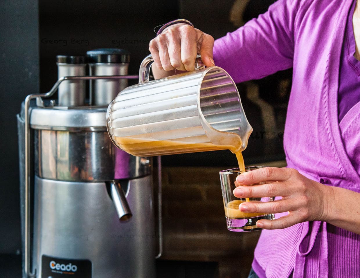 Auch an der Schönheit von innen kann man im Adler Thermae jederzeit arbeiten. Beim Frühstück zum Beispiel mit einem selbst zusammengestellten Gemüsesaft direkt aus dem Entsafter / © Foto: Georg Berg