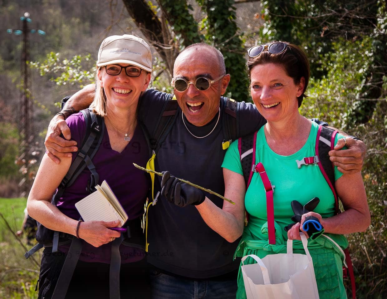 Der Held des Tages. Ohne Giulio, hier mit Christina Mairhofer (r.) und Angela Berg (l.) wäre unsere Sammeltüte leer geblieben / © Foto: Georg Berg
