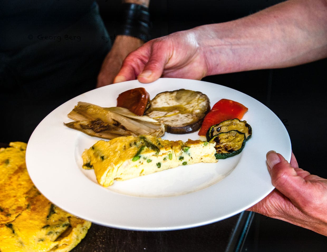 Antipasti mit Spargel-Frittata / © Foto: Georg Berg