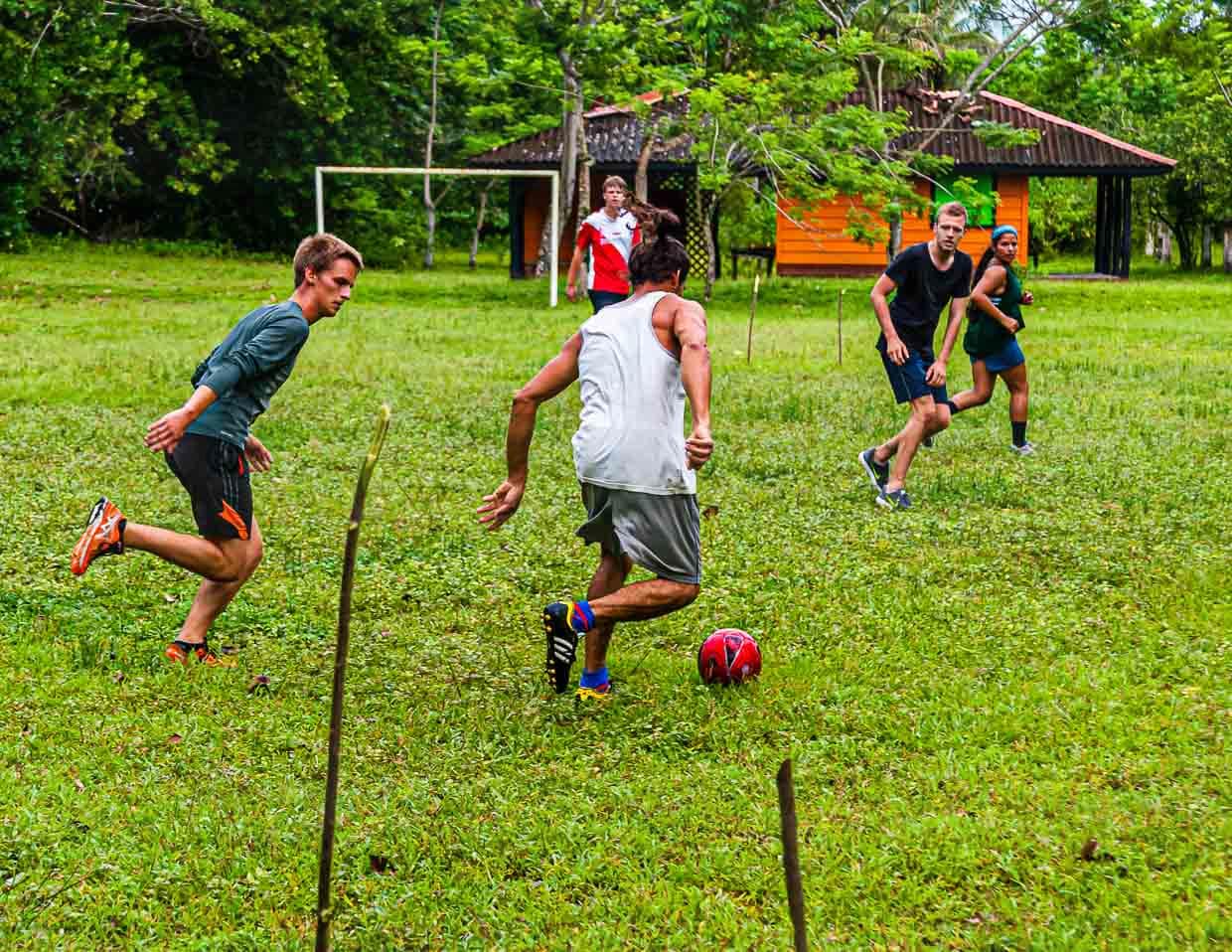 Die Sprache des Fußballs kennt keine Grenzen. Mit den Einheimischen, die im Auftrag des Forschungsprojekts die Freiwilligen nachts am Strand entlang führen, verabredet man sich am Wochenende gerne auf dem Bolzplatz / © Foto: Georg Berg