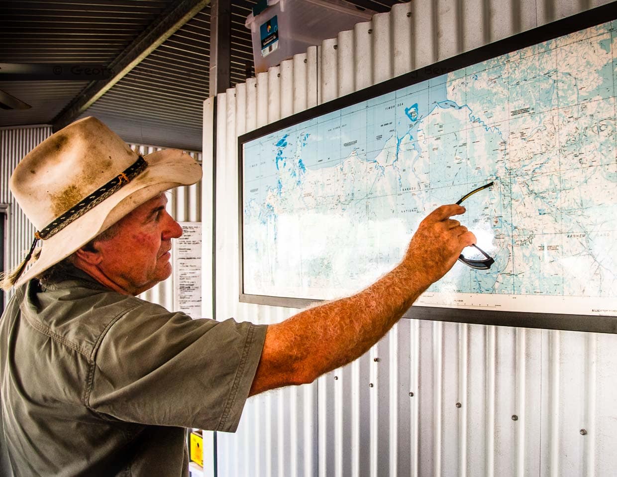Auf der Landkarte sind in der entlegenen Gegend keine Straßen mehr eingezeichnet. Sab Lord zeigt die Geländestellen, zu denen er uns bringen wird / © Foto: Georg Berg